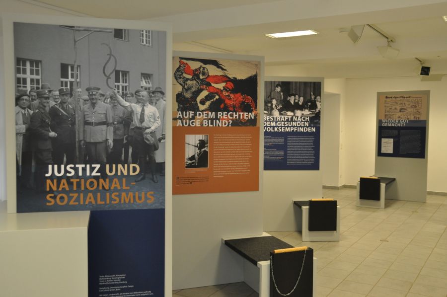 „Justiz und Nationalsozialismus“ bis zum 3. März 2019 in der Erinnerungs- und Gedenkstätte Wewelsburg 1933 – 1945 zu sehen. Das Kreismuseum Wewelsburg zeigt die Wanderausstellung in Kooperation mit der Dokumentations- und Forschungsstelle „Justiz und Nationalsozialismus“ des Landes NRW, Recklinghausen (Bild: Kreismuseum Wewelsburg)